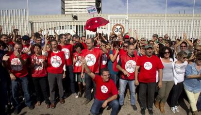 Extrabajadores de RTVV celebran en la sede de Burjassot la anulación del ERE horas antes de conocerse el cierre del ente.