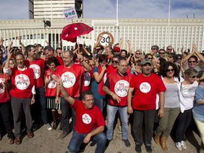 Extrabajadores de RTVV celebran en la sede de Burjassot la anulación del ERE horas antes de conocerse el cierre del ente.