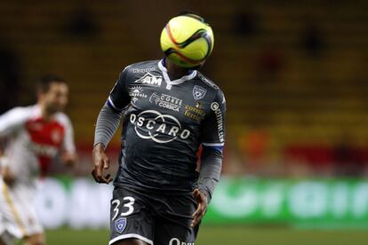 TOPSHOT - Bastia's Malian forward Lassana Coulibaly runs with the ball during the French L1 football match Monaco (ASM) vs Bastia (SCB) on February 2, 2016 at the Louis II Stadium in Monaco.  AFP PHOTO / VALERY HACHE / AFP / VALERY HACHE