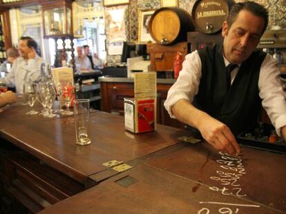 En el bar El Rinconcillo, en Sevilla, la cuenta se hace a tiza y sobre la barra.