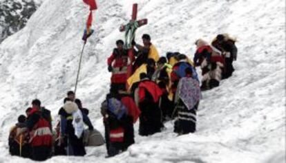 Procesión del Corpus (Qolluriti) al pie del nevado Ausangate (4.600 metros), en Cuzco (Perú).