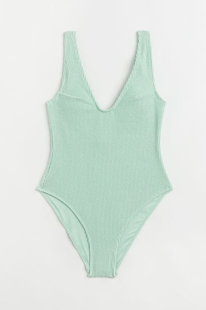 No es de extrañar que este tono, que emula la tonalidad del mar, triunfe también sobre la arena. Nos encanta la propuesta de H&M, con escote en pico y el talle alto. 24,99 €