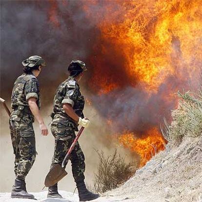 Dos mujeres militares trabajan contra las llamas en Cotobade, en la provincia de Pontevedra.