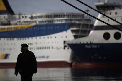 Transbordadores amarrados en el puerto del Pireo. 