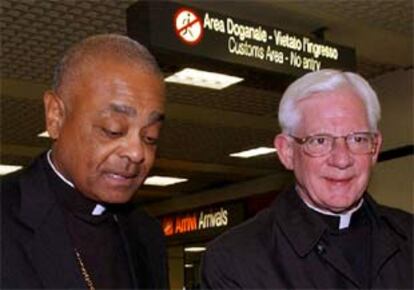 Los obispos estadounidenses Wilton Gregory, a la izquierda, y William P. Fay, a su llegada a Roma.