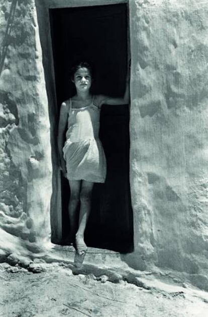 'La niña blanca', fotografía tomada en el barrio almeriense de La Chanca.