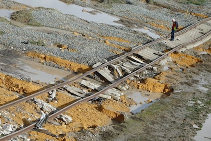 Vías de la línea de tren de media distancia Sevilla-Málaga dañadas por una riada en 2017, lo que causó un descarrilamiento.