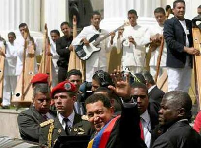 El presidente venezolano, Hugo Chávez, saluda a sus partidarios tras salir ayer de la Asamblea Nacional.
