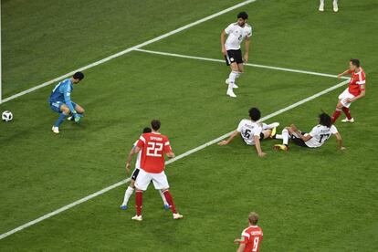 El centrocampista ruso Denis Cheryshev dispara para marcar el segundo gol para su equipo.