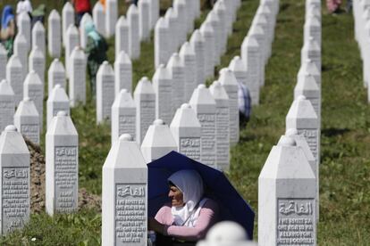Una musulmana se proteje del sol durante el funeral de docenas de víctimas de la masacre de Srebrenica, que han sido identificadas recientemente, en Potocari, Bosnia.