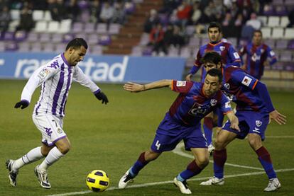 Marcos, defensa del Huesca, se mide con el Valladolid durante esta temporada.