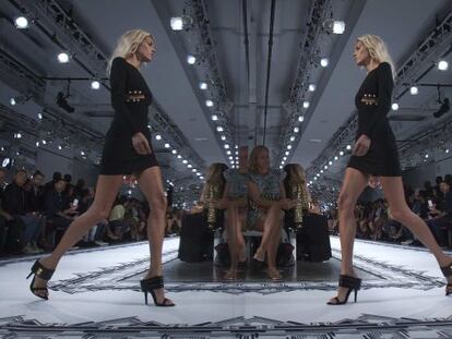 Una modelo del desfile de primavera / verano de Versus Versace en Nueva York.