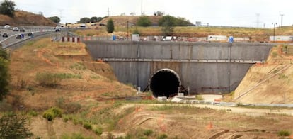 Vista del túnel desde la A-V, donde se encuentra la tuneladora de 17 millones de euros desde hace cuatro años.