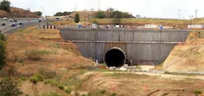 Vista del t&uacute;nel desde la A-V, donde se encuentra la tuneladora de 17 millones de euros desde hace cuatro a&ntilde;os. 