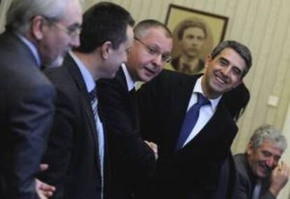 El presidente búlgaro, Rosen Plevneliev (2-d), da la bienvenida al líder del Partido Socialista búlgaro (c), antes de la reunión que celebró con los líderes de diferentes partidos políticos para intentar formar un Ejecutivo, el viernes pasado. EFE/Archivo