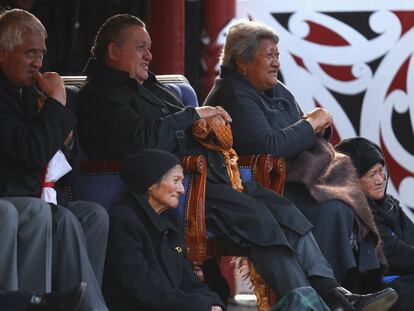 El rey Tuheitia Paki y su esposa, Te Atawhai (a su izquierda), en un partido de la copa del mundo de rugby, en septiembre de 2011 en Hamilton, Nueva Zelanda.