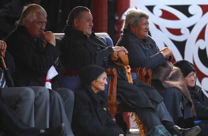 El rey Tuheitia Paki y su esposa, Te Atawhai (a su izquierda), en un partido de la copa del mundo de rugby, en septiembre de 2011 en Hamilton, Nueva Zelanda.