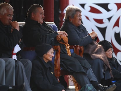 El rey Tuheitia Paki y su esposa, Te Atawhai (a su izquierda), en un partido de la copa del mundo de rugby, en septiembre de 2011 en Hamilton, Nueva Zelanda.