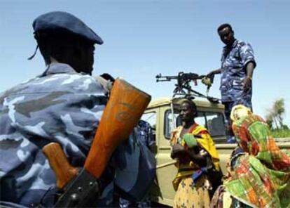 Fuerzas de paz sudanesas atienden a mujeres en un pueblo de la región de Darfur, en el oeste del país.