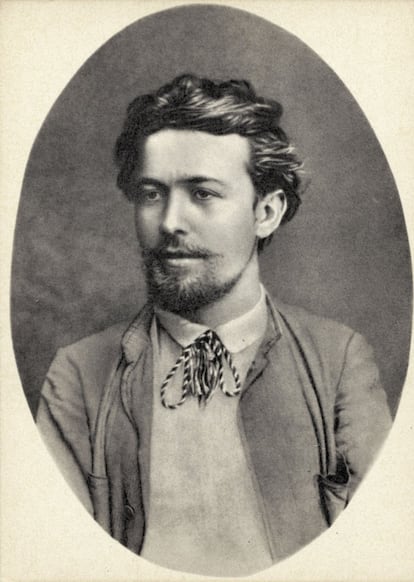 <p><strong>¿Quién?</strong> Antón Pávlovich Chéjov, escritor y dramaturgo ruso que, además, era médico. Lo mismo te escribía una obra maestra universal del teatro que curaba una epidemia de cólera en las aldeas cercanas a su casa al sur de Moscú. <strong>A ver, ¿qué es lo más famoso que ha escrito?</strong> Pues <em>La gaviota</em> o <em>Tío Vania</em>, que se siguen representando en las grandes ciudades de forma continua y deberías ver ahora mismo. <strong>¿Qué me cuentas de su vida? </strong>Se casó con una actriz llamada Olga, pero el matrimonio solo duró tres años por su muerte debido a la tuberculosis cuando tenía solo 44 años. No dejó hijos. <strong>¿Cuál podría ser su presentación en Tinder?</strong> "Médico por la mañana y genio de las letras por la tarde busca citas, solo podría por la noche".</p>