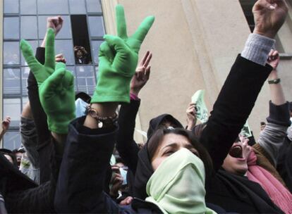 Estudiantes iraníes se manifiestan en el centro de Teherán pese a la prohibición de las autoridades.
