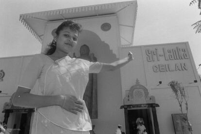 Una mujer posa frente al pabellón de Sri-Lanka.