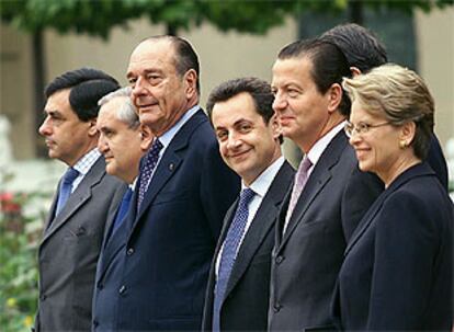 El presidente Jacques Chirac, tercero por la izquierda, flanqueado por varios ministros el pasado 12 de mayo.