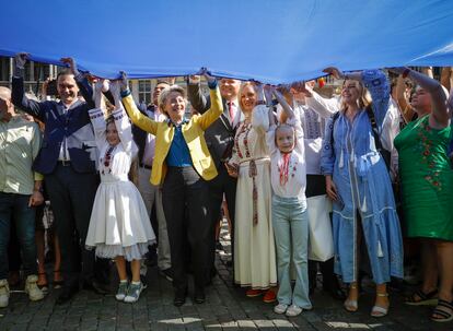 La presidenta de la Comisión Europea, Ursula von der Leyen, con chaqueta amarilla, en un acto en Bruselas este miércoles para conmemorar el 31º aniversario de la independencia de Ucrania.