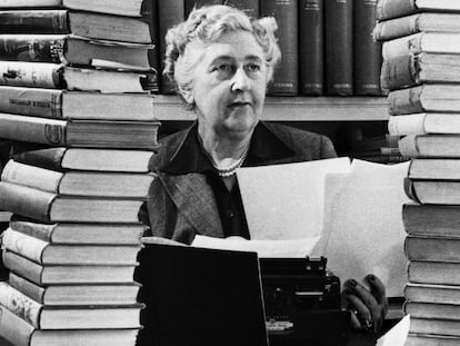 La escritora Agatha Christie, en su casa de Wallingford (Inglaterra) en 1950.