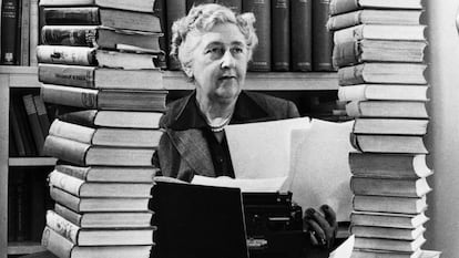 La escritora Agatha Christie, en su casa de Wallingford (Inglaterra) en 1950.