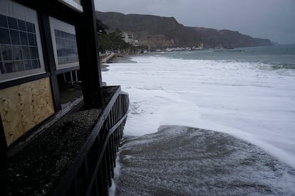 El oleaje ha alcanzado a varios chiringuitos en primera línea de la playa de Aguadulce en Roquetas de Mar (Almería).