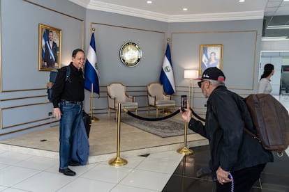 Turistas se toman fotografías con una escenografía con las imágenes Bukele y su esposa, Gabriela Rodríguez, en el aeropuerto de San Salvador, el 31 de enero.