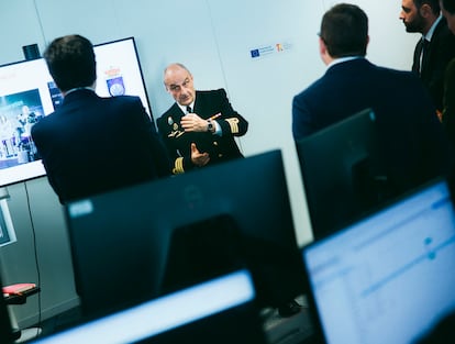 El capitán de fragata Enrique Pérez de Tena, jefe de relaciones internacionales y cooperación en el Mando Conjunto del Ciberespacio, durante una reunión en el INCIBE. 