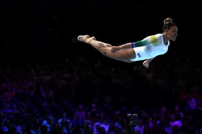 Rebeca Andrade durante la rutina de suelo en el Mundial de gimnasia de Amberes.