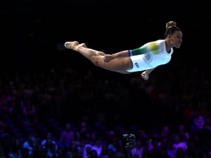 Rebeca Andrade durante la rutina de suelo en el Mundial de gimnasia de Amberes.