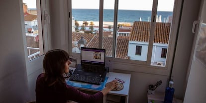 Una mujer trabaja en su casa.