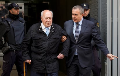 Álvaro Lapuerta, extesorero del PP, sale de la Audiencia Nacional tras recoger el auto de apertura del juicio oral, en 2015.