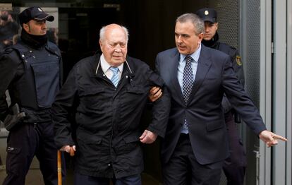 Álvaro Lapuerta, extesorero del PP, sale de la Audiencia Nacional de Madrid, tras recoger el auto de apertura de juicio oral por el "caso Gürtel", en 2015.