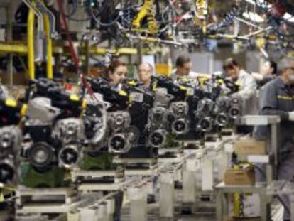 Trabajadores de una cadena de montaje de coches