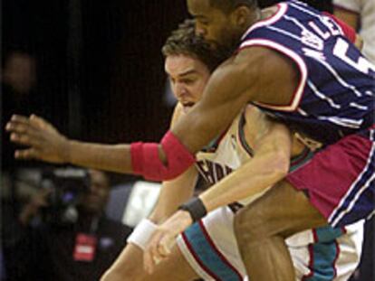 El español lucha por el balón con el jugador de los Rockets de Houston Cuttino Mobley.