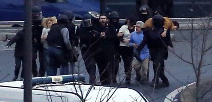 La policía evacua a parte de los rehenes liberados en la tienda judía de París.