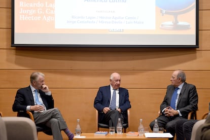 Jorge G. Castañeda (izq.), Ricardo Lagos y Héctor Aguilar Camín presentan en Santiago, Chile, su libro 'La nueva soledad de América Latina'