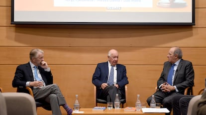 Jorge G. Castañeda (izq.), Ricardo Lagos y Héctor Aguilar Camín presentan en Santiago, Chile, su libro 'La nueva soledad de América Latina' , el 13 de octubre de 2022.