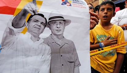 Un niño, en el cierre de campaña de las últimas elecciones colombianas, con un cartel de Uribe y Zuluaga.