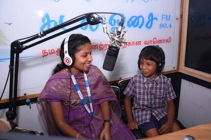 Entrevista a uno de los niños de Pamban en el programa Kutty Chutty Express, centrado en el empoderamiento de las nuevas generaciones y apoyado por UNICEF