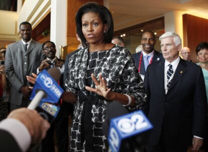 Michelle Obama atiende a los medios de comunicación en el recibidor del hotel Marriott de la capital danesa.