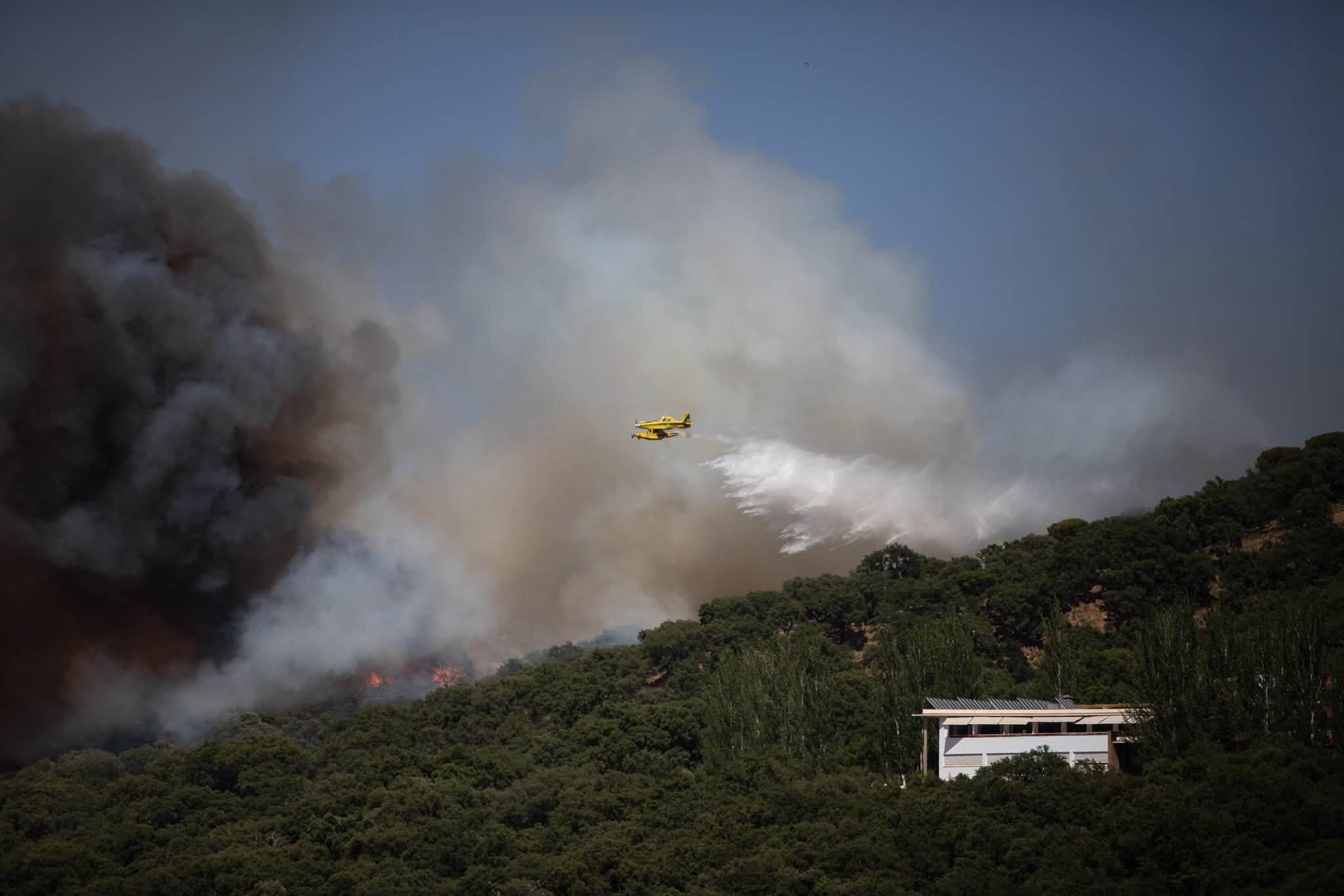 Un incendio forestal a las afueras de Grazalema obliga a desalojar a más de un centenar de personas de un hotel y viviendas
