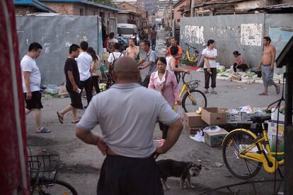 En el barrio de Pekín donde están las sedes de los gigantes informáticos como Baidu o Lenovo, los brillantes edificios corporativos contrastan con una favela de asentamientos precarios donde viven los migrantes de las zonas rurales del país.