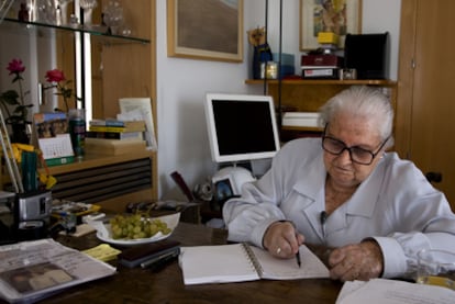 Carmen Balcells, trabajando en su casa de Barcelona en 2009.