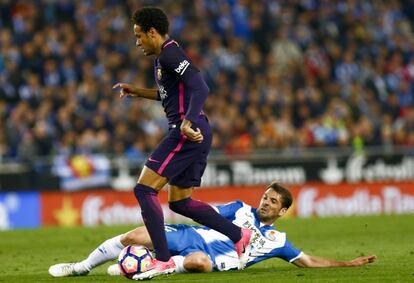 El delantero brasileño del Barcelona Neymar Da Silva (i) lucha con el centrocampista del Espanyol Víctor Sánchez.